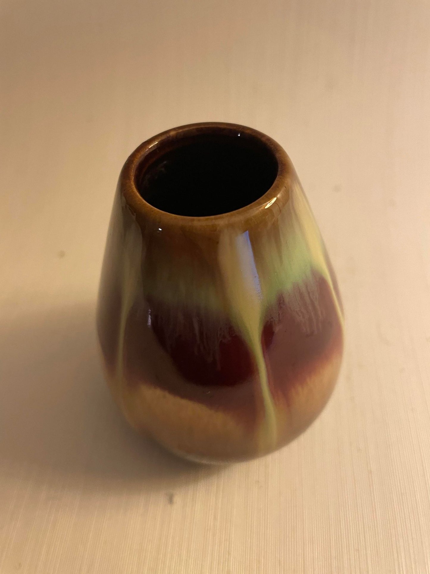 Sød lille galseret keramikvase i grøn brune nuancer - nr. 0111