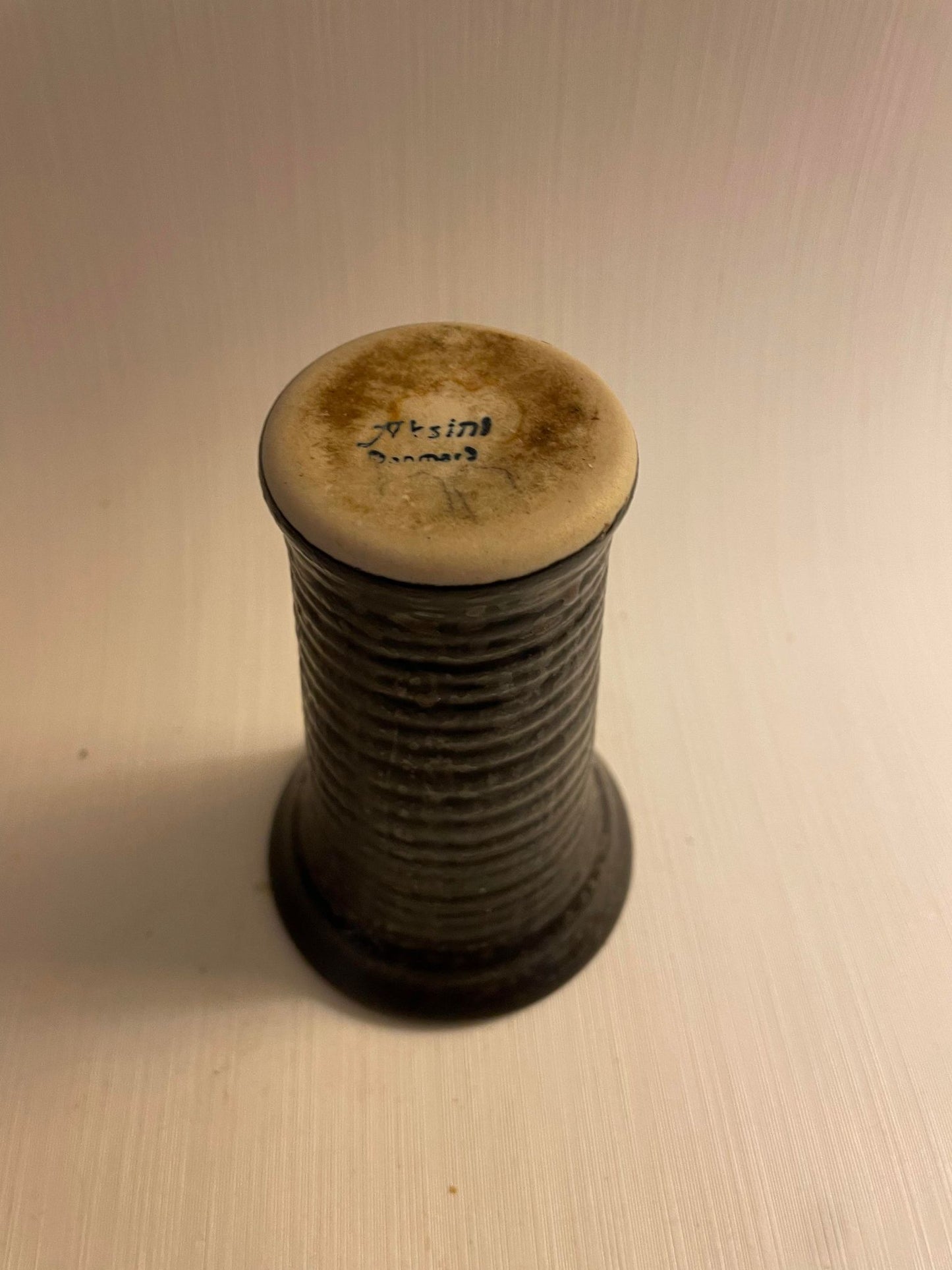 Beautiful little Aksinivase, design by Aksel Sigvald Nielsen Bornholm - no. 0112