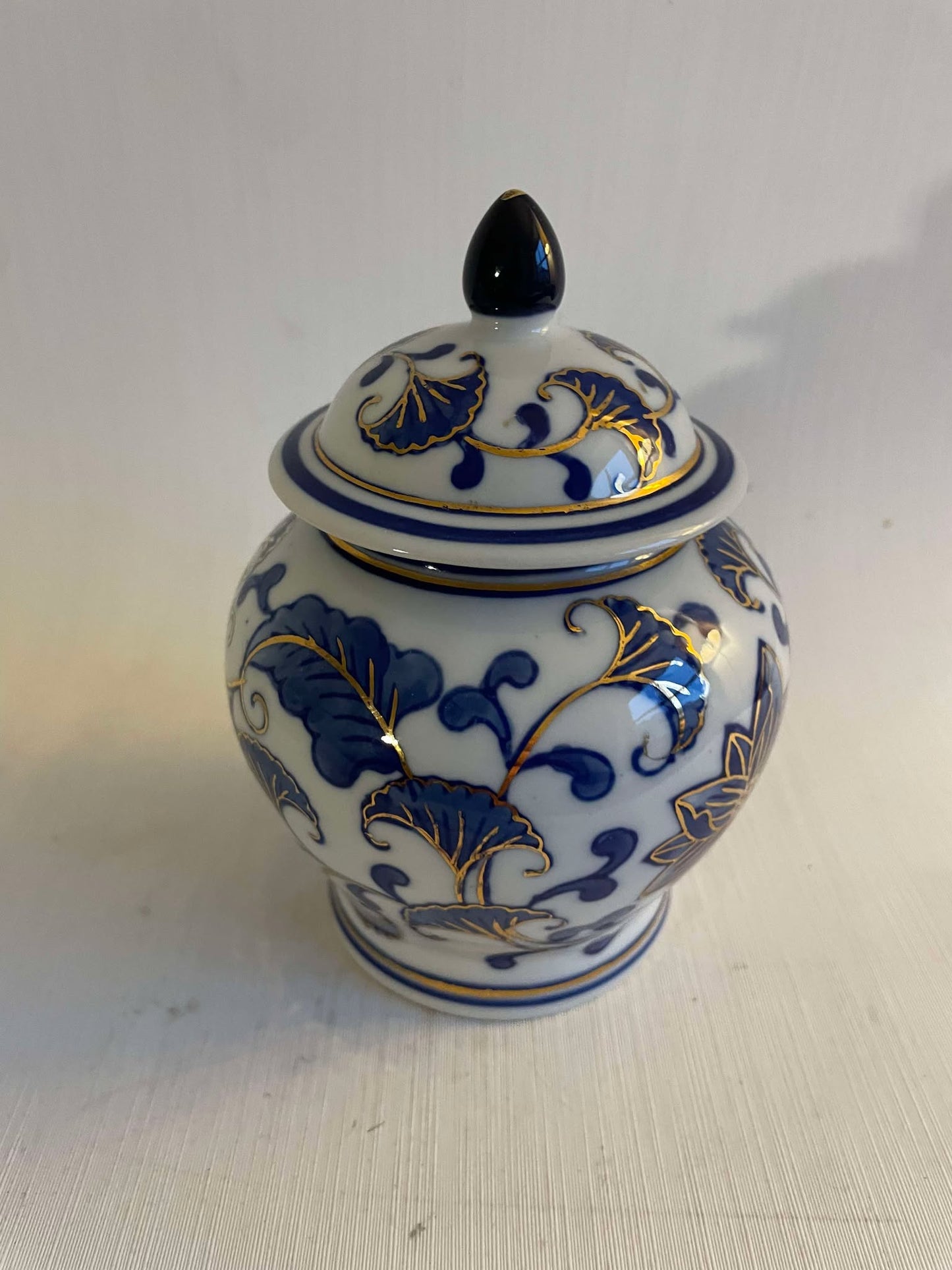 Beautiful Chinese ginger jar in shades of blue and highlighted in gold - no. 98000