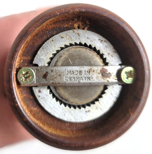 Flot vintage peberkværn udført i teak med messing håndsving