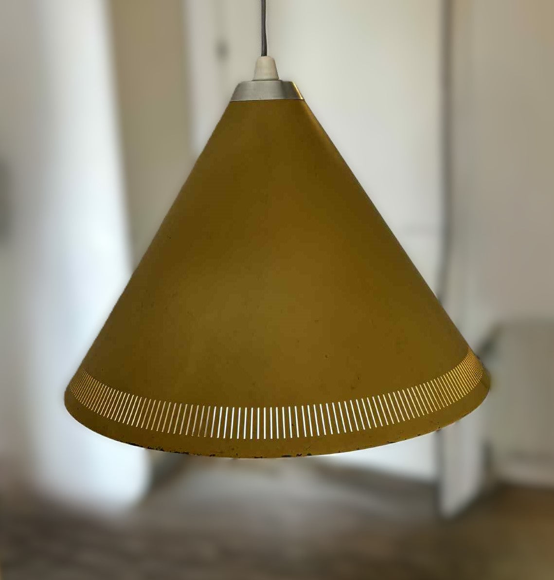 Bent Karlby “Keglen”, hejsependl med skærm af perforeret gullakeret metal - nr. 22544452