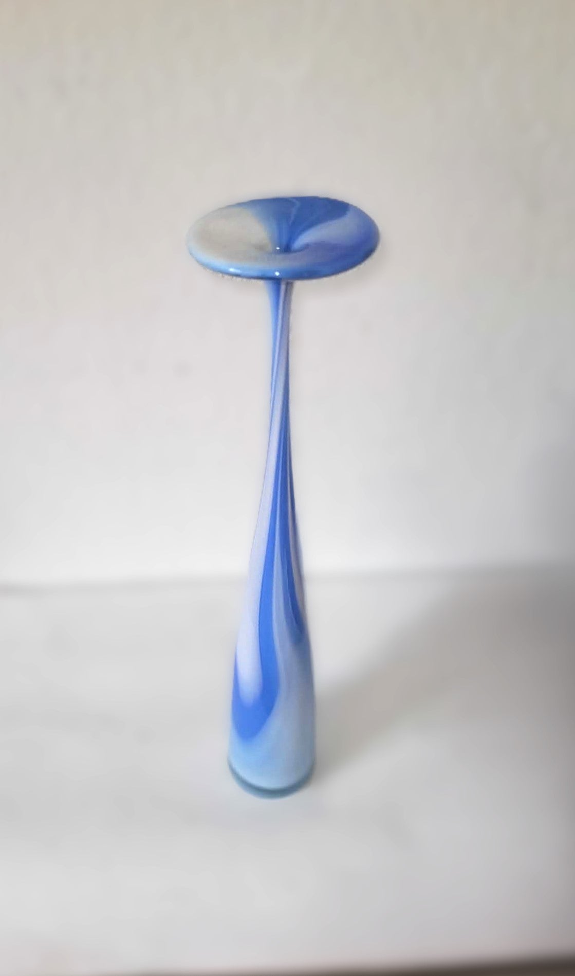 1980年代デンマーク製の青と白の背の高い手作りガラスの花瓶