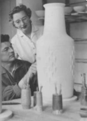 Palshus stentøjsfad i grønne og brunlige nuancer, design af Per Linnemann-Schmidt