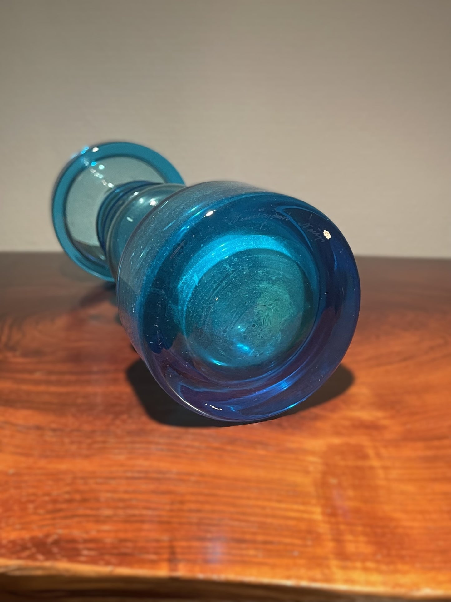 Beautiful Oiva Toikka glass vase from Nuuta Jarvi Notsjo (Finland) signed at the bottom - no. 027000