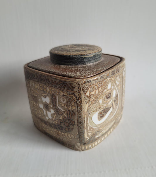 Smuk 4-kantet lågkrukke design af Nils Thorsson for Royal Copenhagen - nr. 003258