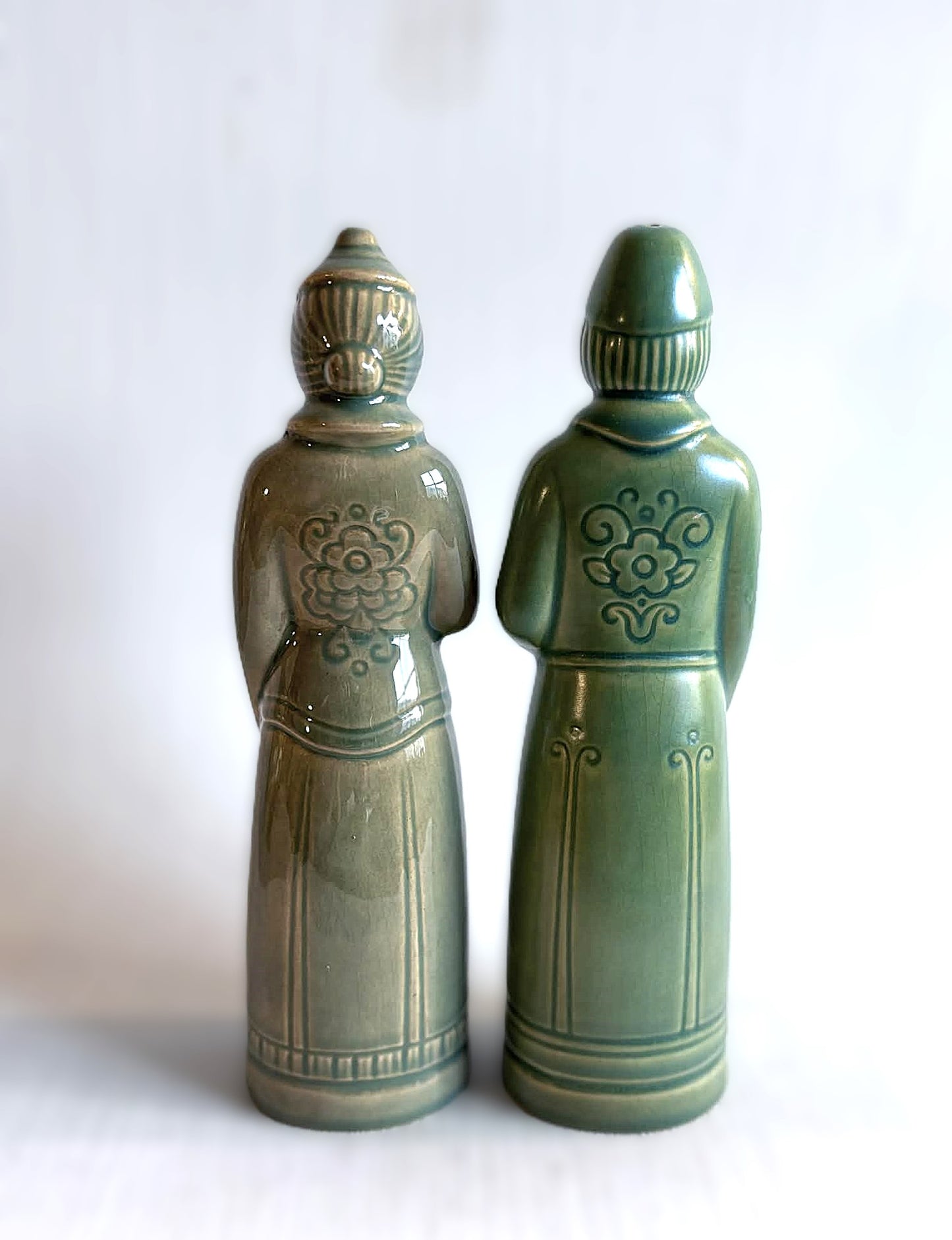 A pair of beautiful green glazed salt and pepper shakers in East Asian style, designed by Svend Lindhart (1898-1989)