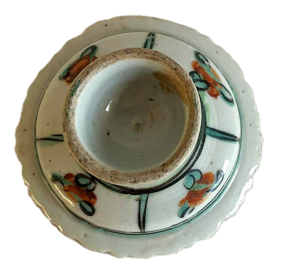 Dette er en antik kinesisk Benjarong skål (alterskål/tazza) af porcelæn fra før 1900-tallet