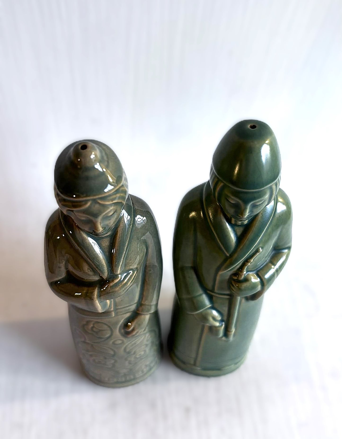 A pair of beautiful green glazed salt and pepper shakers in East Asian style, designed by Svend Lindhart (1898-1989)