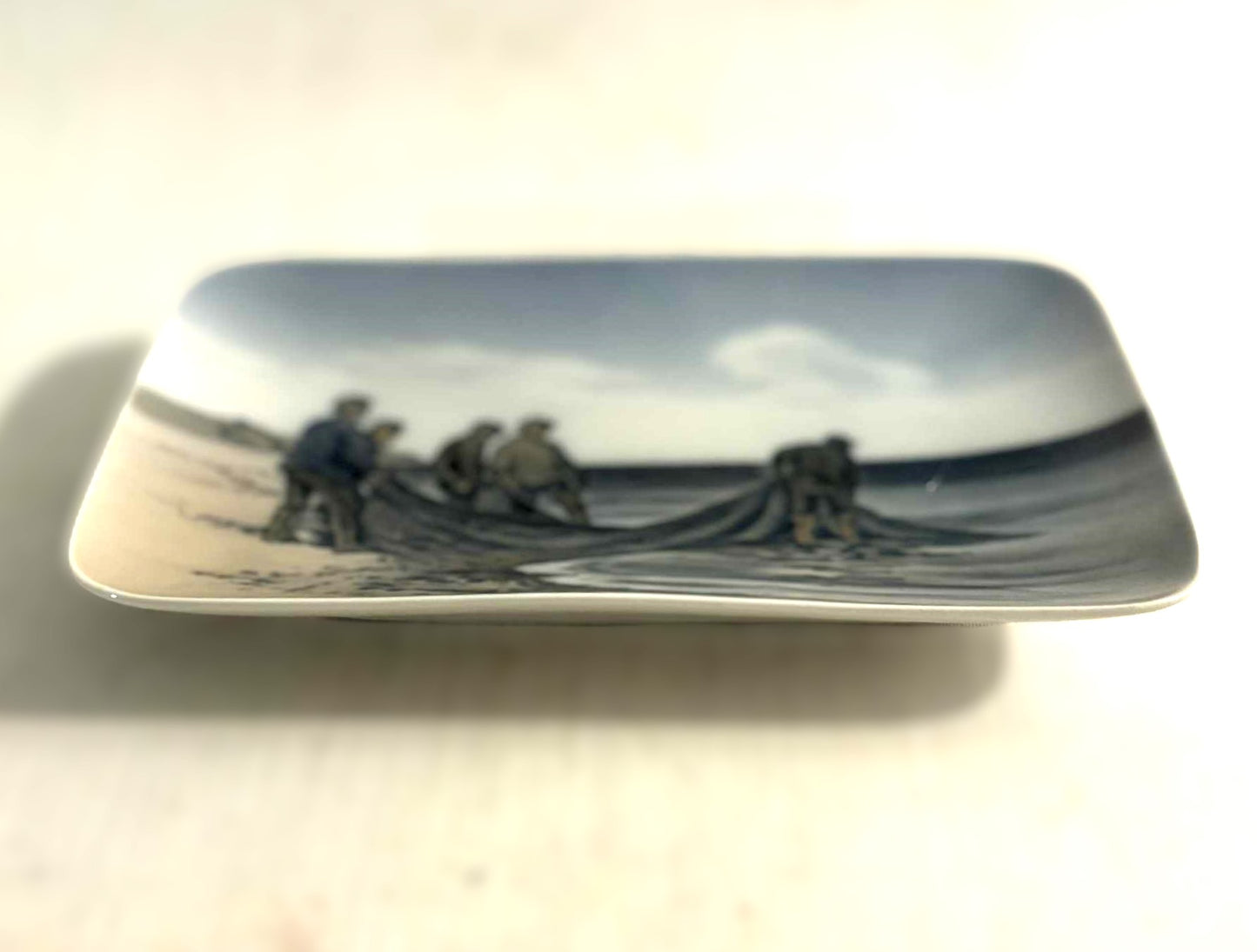 Vintage Royal Copenhagen Aske fad "Fiskere ved stranden"