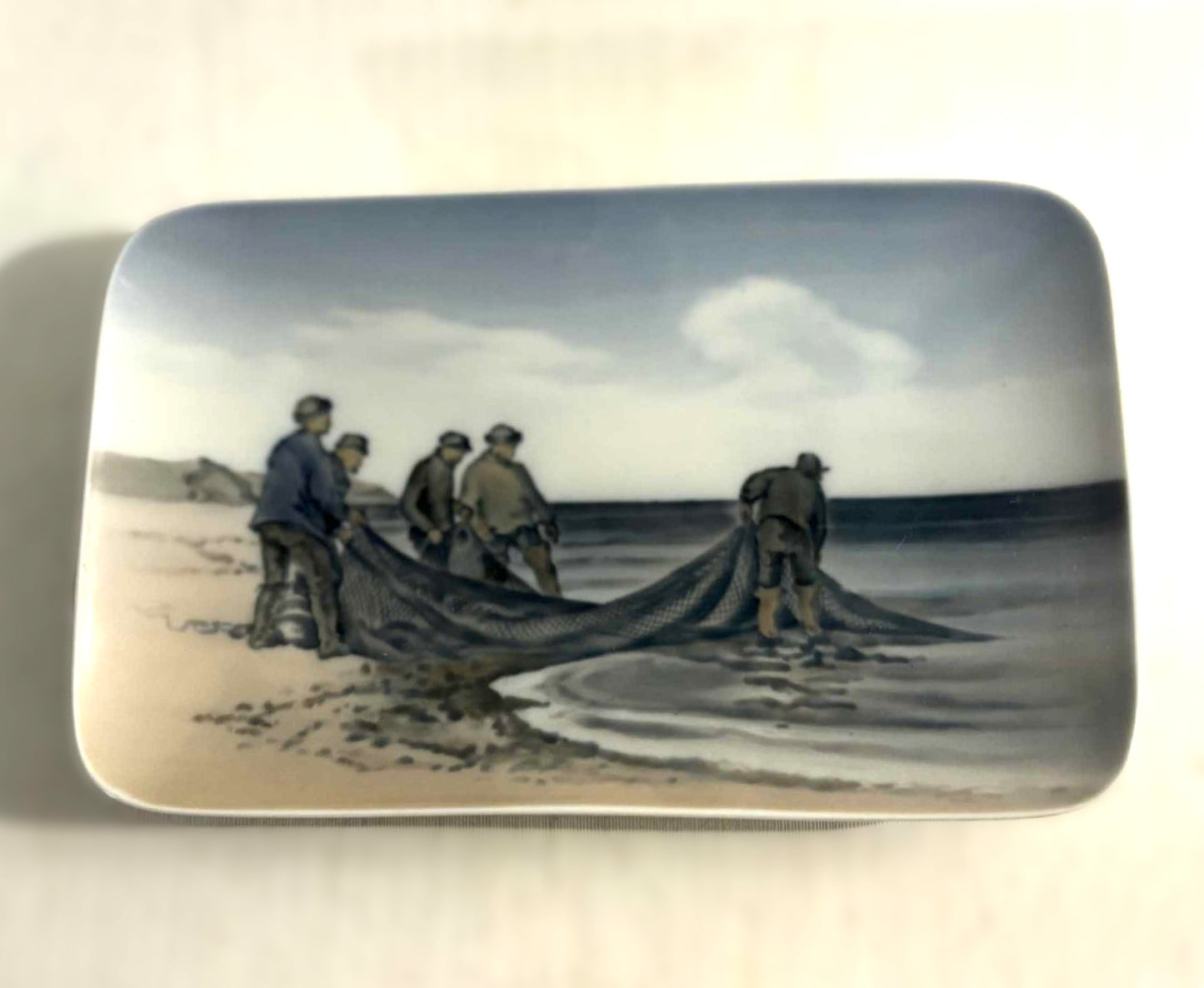 Vintage Royal Copenhagen Aske fad "Fiskere ved stranden"