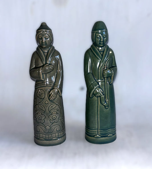 Et par smukke grøn glaseret salt- og peberfigurer i østasiatisk stil, design af Svend Lindhart (1898-1989)