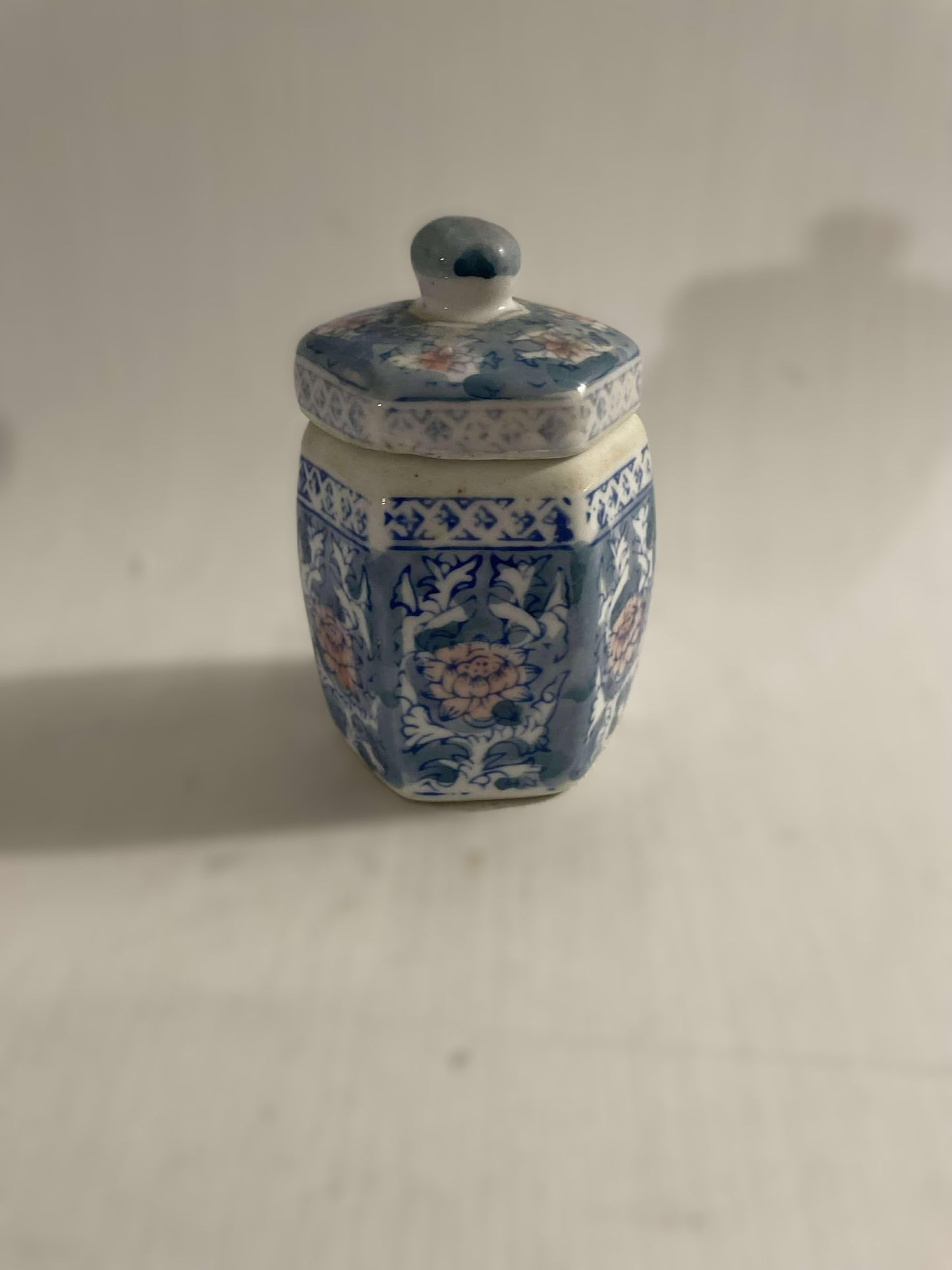 Beautiful Chinese lidded jar in beautiful coral colors - no. 09950