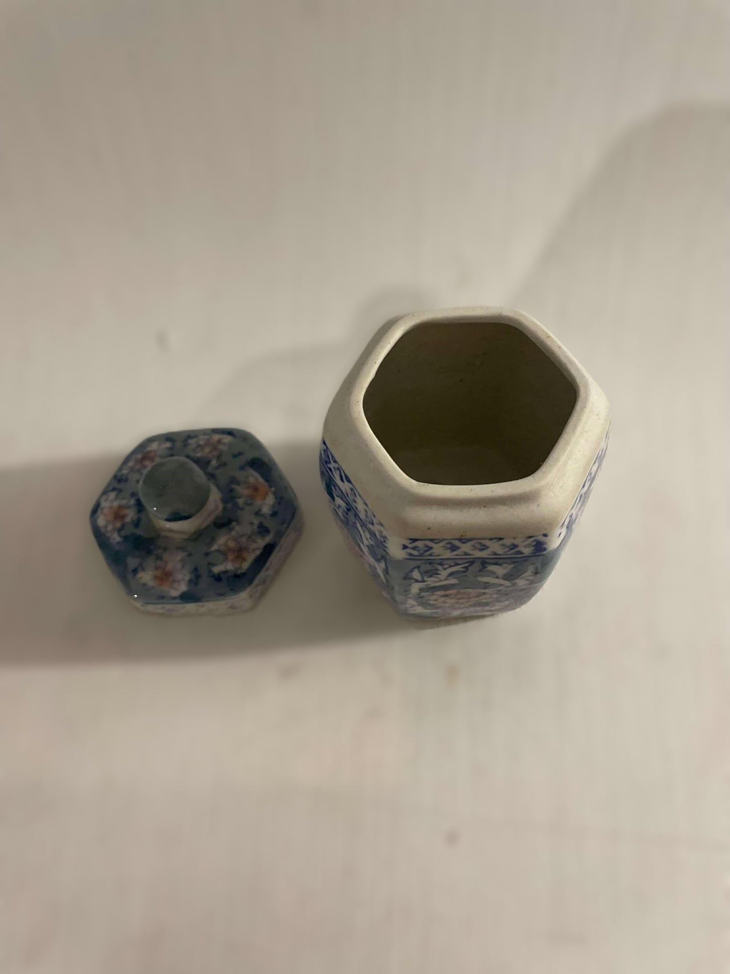 Beautiful Chinese lidded jar in beautiful coral colors - no. 09950