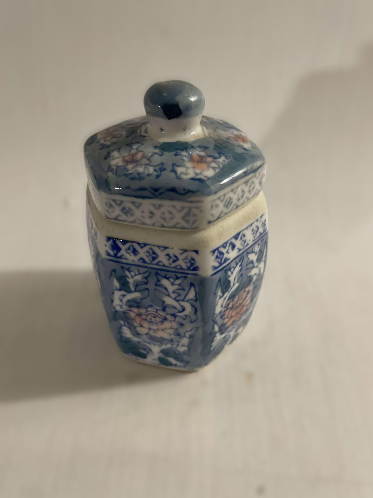 Beautiful Chinese lidded jar in beautiful coral colors - no. 09950