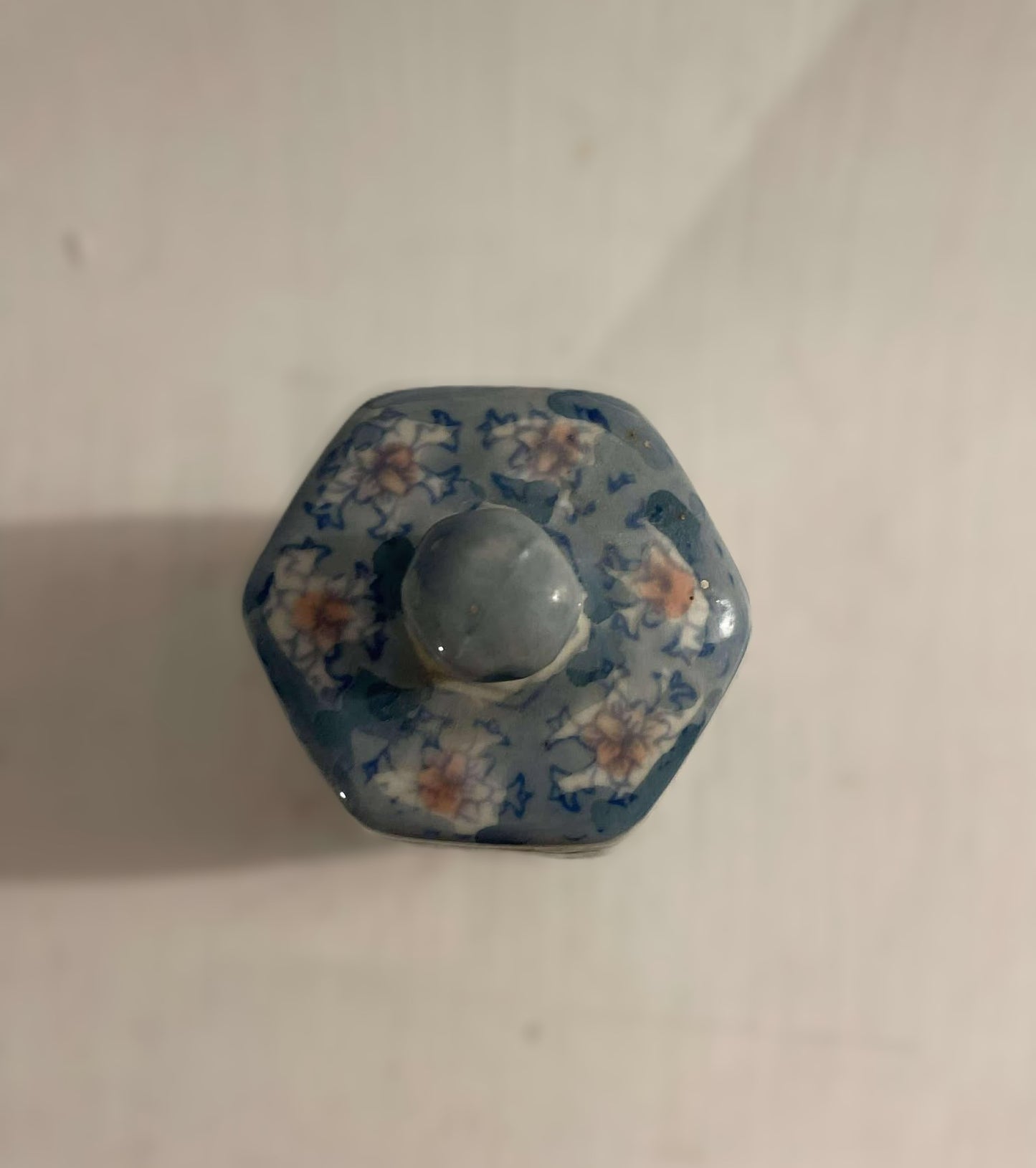 Beautiful Chinese lidded jar in beautiful coral colors - no. 09950