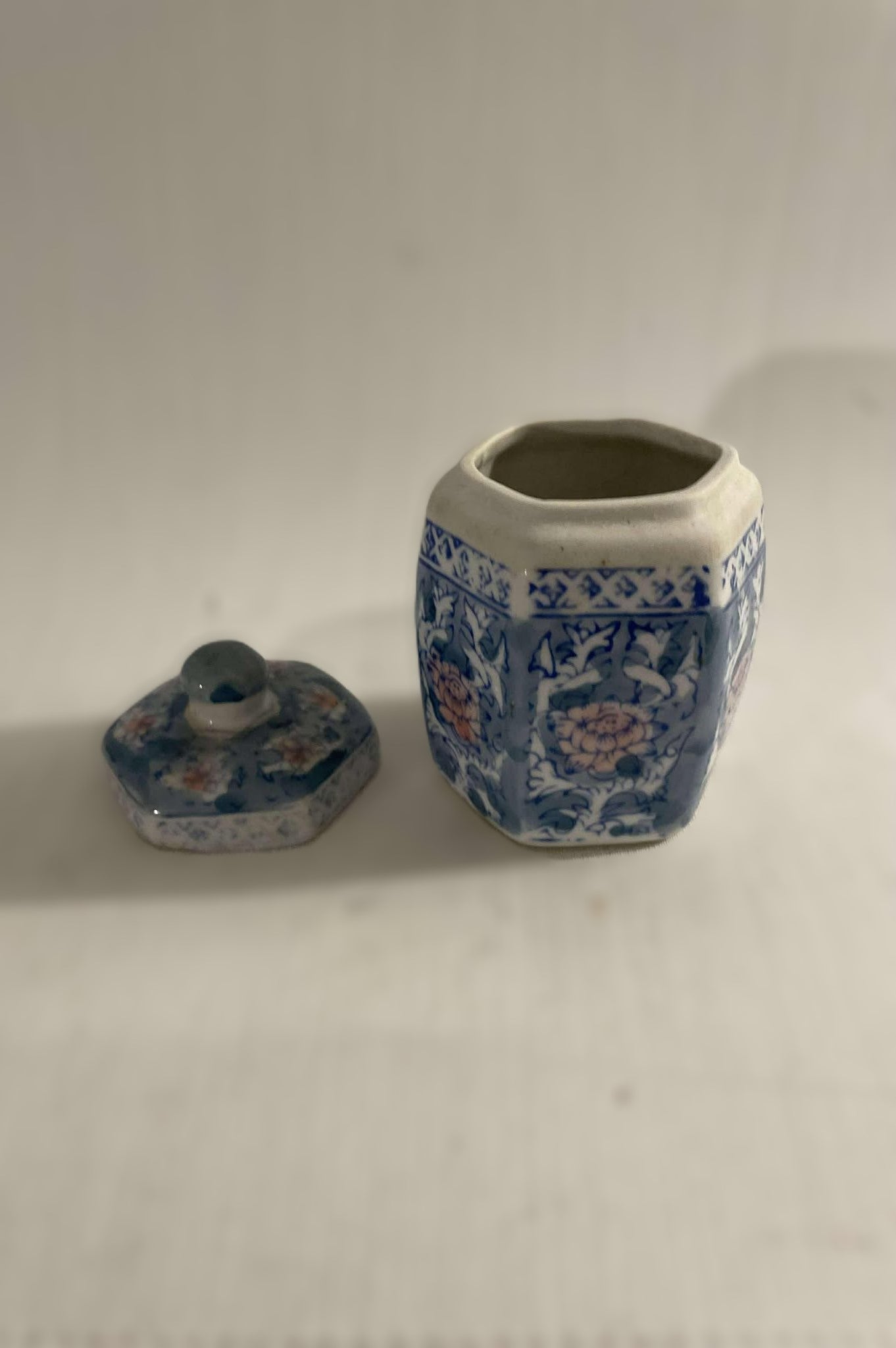 Beautiful Chinese lidded jar in beautiful coral colors - no. 09950