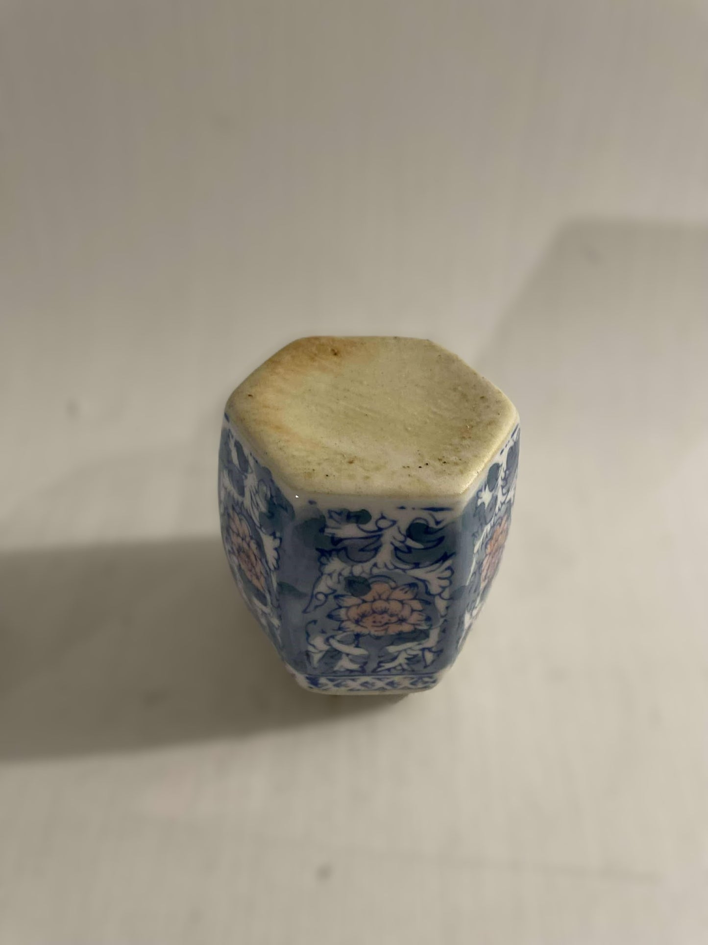 Beautiful Chinese lidded jar in beautiful coral colors - no. 09950