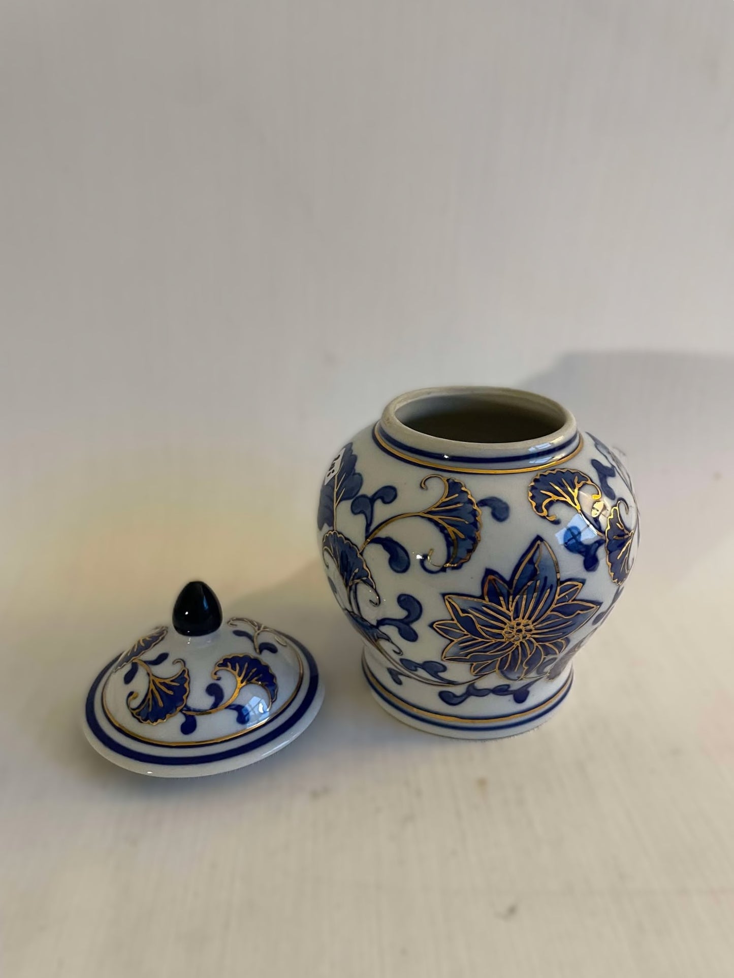 Beautiful Chinese ginger jar in shades of blue and highlighted in gold - no. 98000