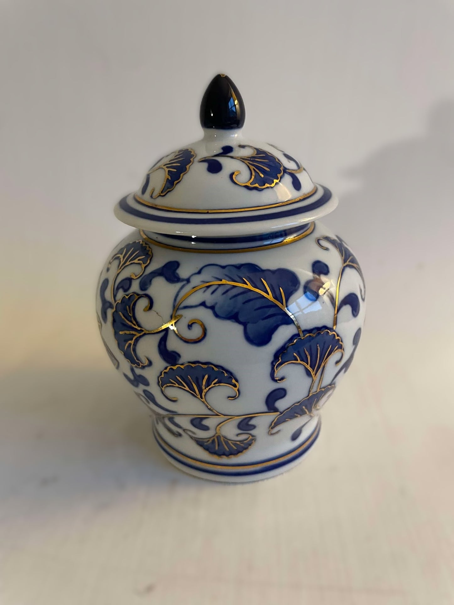 Beautiful Chinese ginger jar in shades of blue and highlighted in gold - no. 98000