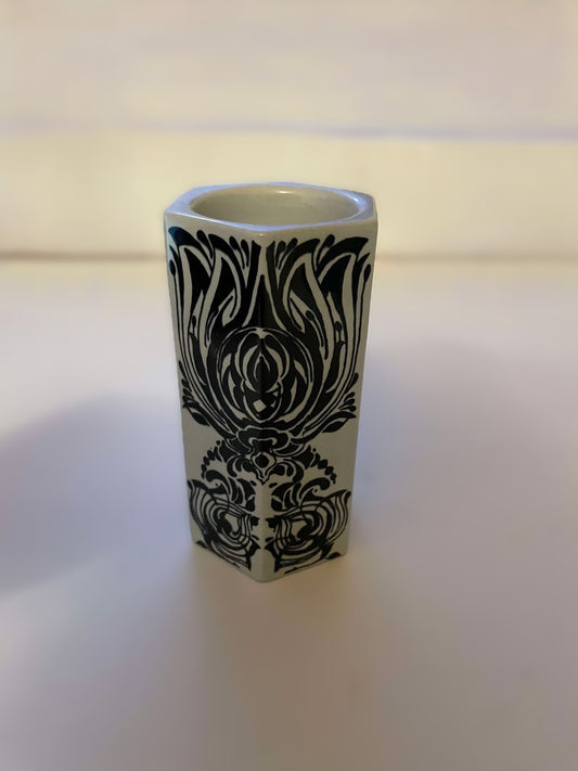 Kantet lysestageholder far Nymølle, design af Bjørn Wiinblad - nr. 60000