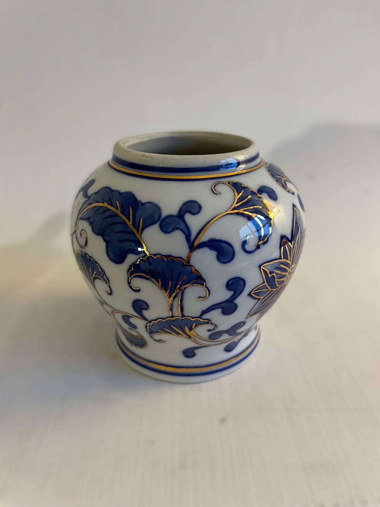 Beautiful Chinese ginger jar in shades of blue and highlighted in gold - no. 98000