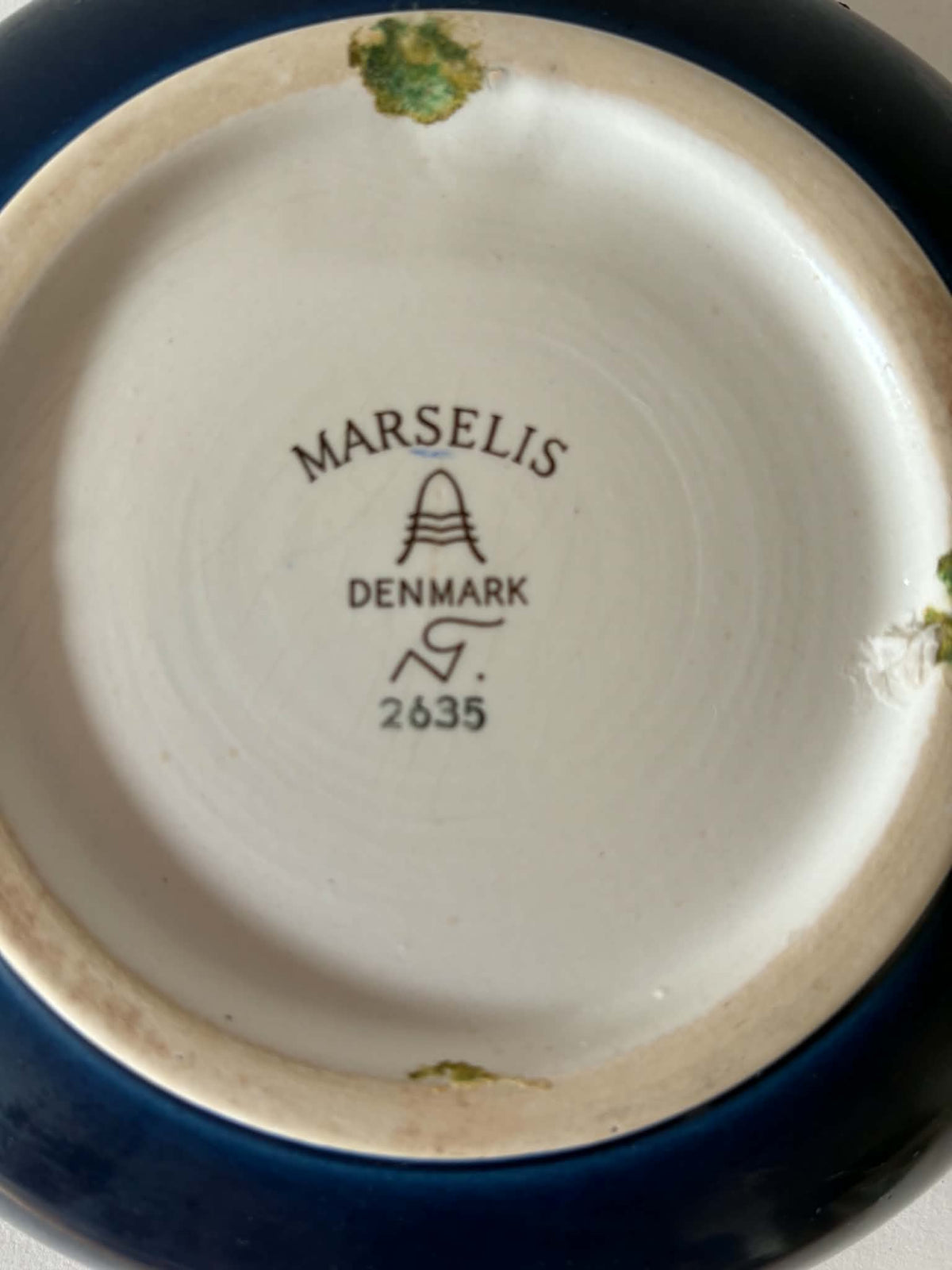 Marselis Faience Bowl, featuring a fine zigzag pattern, design by Nils Thorsson for Aluminia, Denmark 1950s
