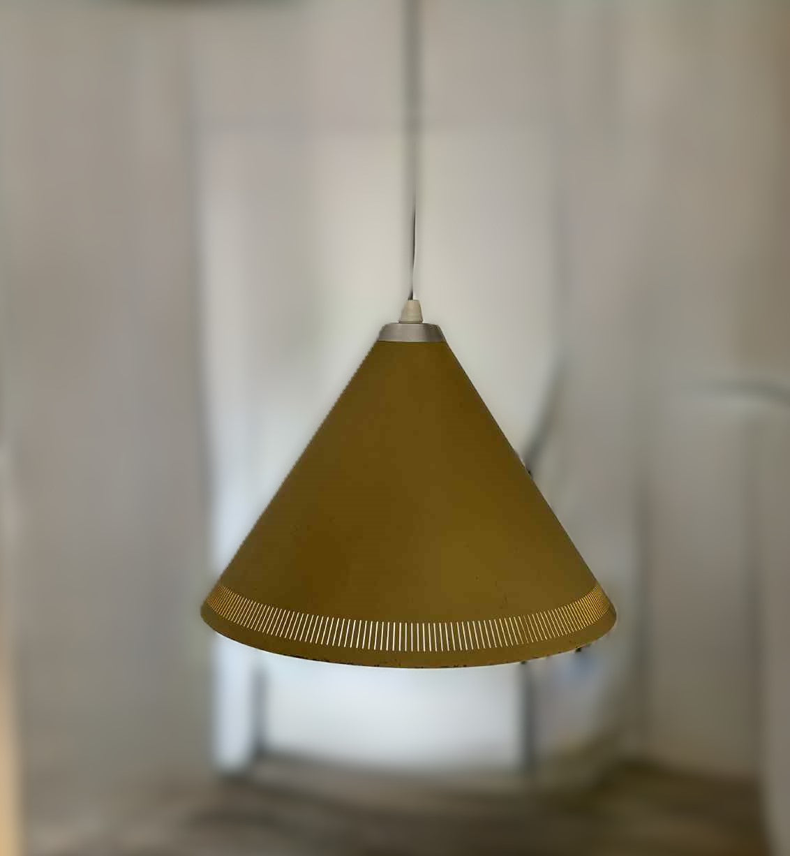 Bent Karlby “Keglen”, hejsependl med skærm af perforeret gullakeret metal - nr. 22544452