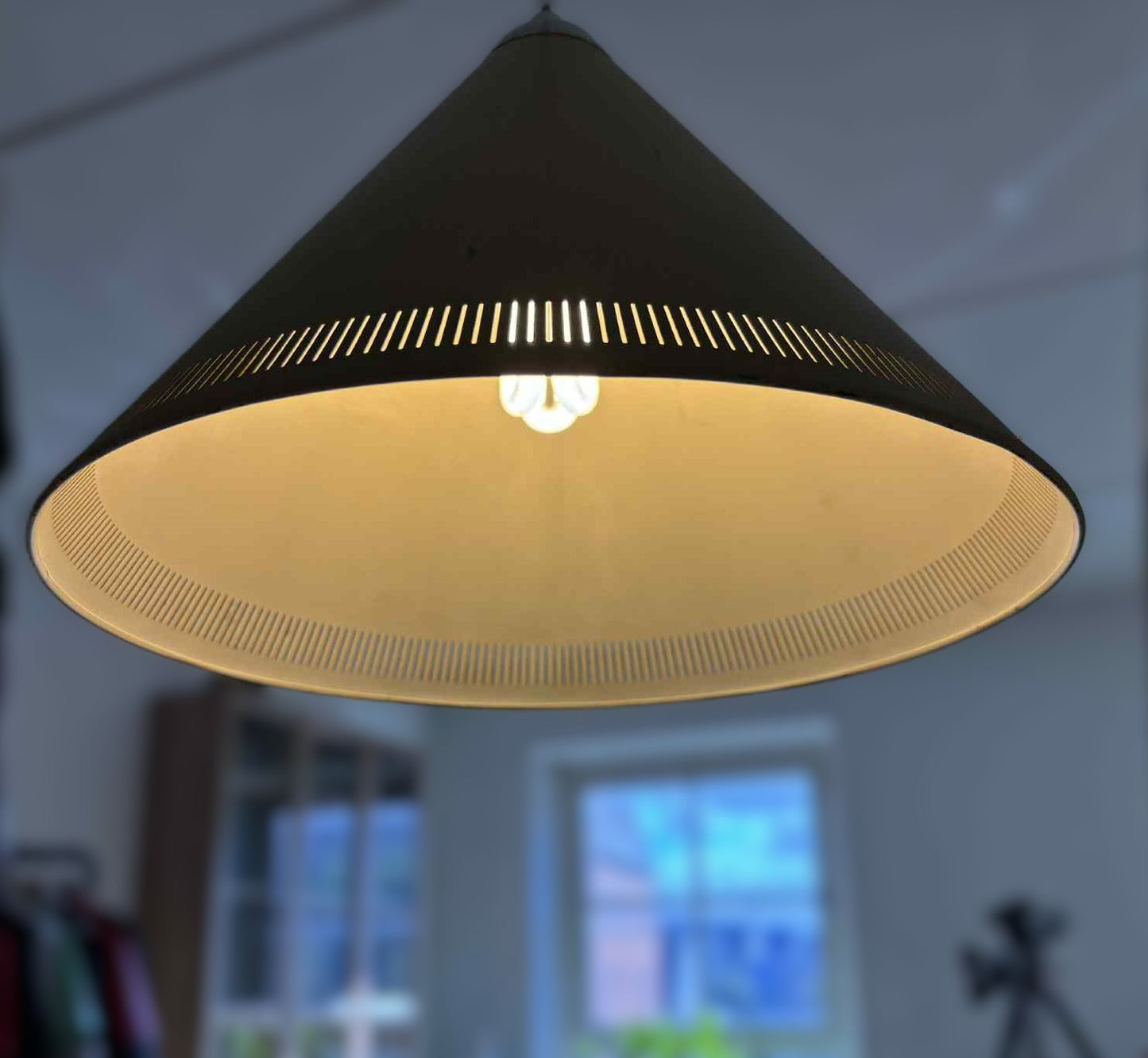 Bent Karlby “Keglen”, hejsependl med skærm af perforeret gullakeret metal - nr. 22544452