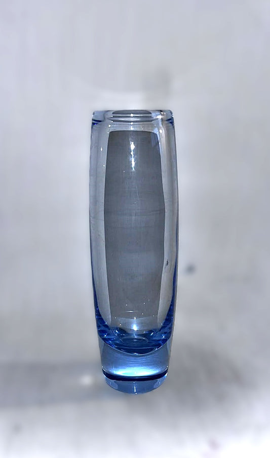 Smuk Holmegaard cylindervase i safirblå, design af Per Lütken