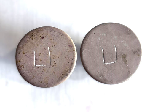 2 flotte gamle lysestager, udført i sæbesten