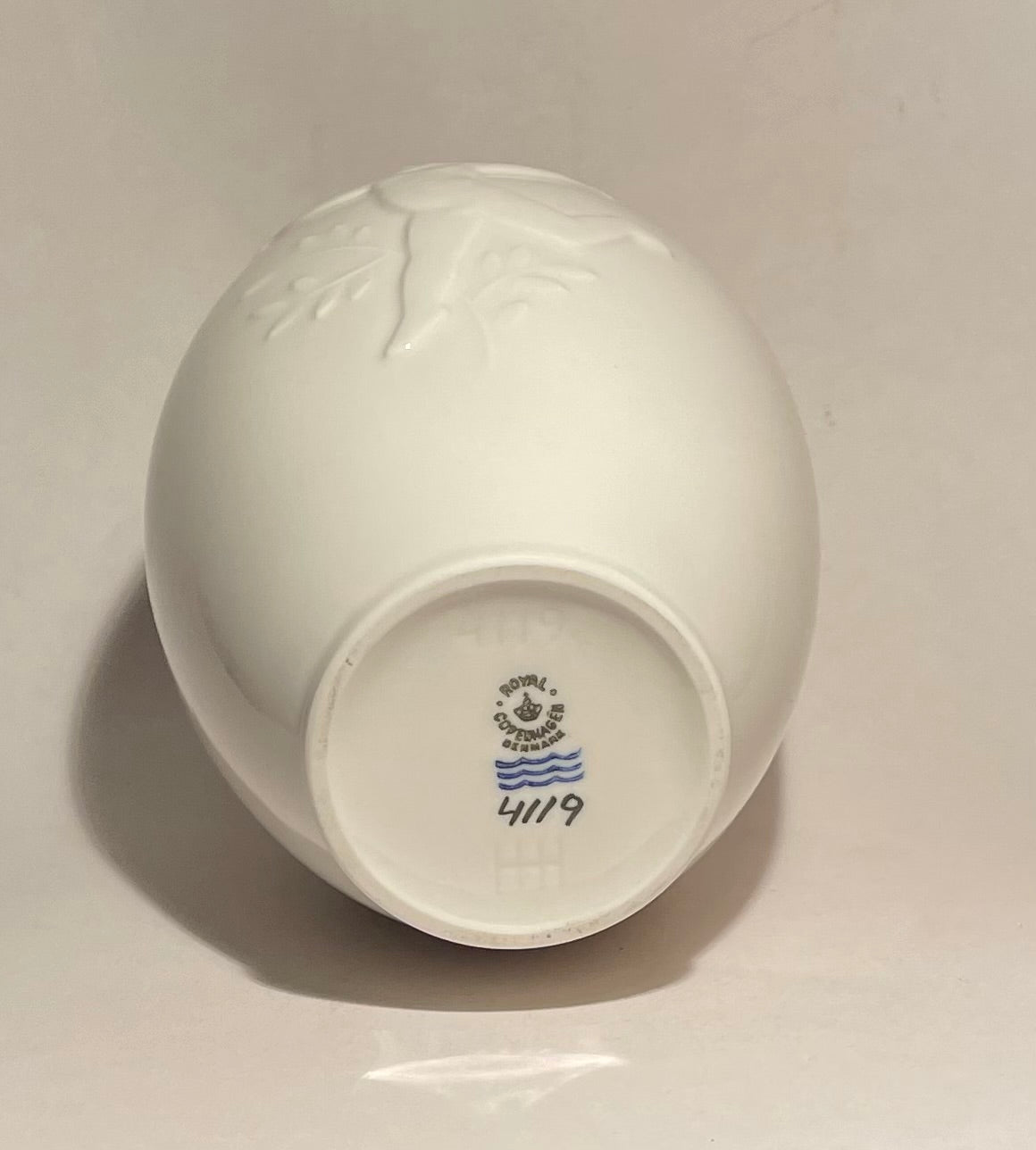 Beautiful Hans Henrik Hansen porcelain vase from Royal Copenhagen - no. 01950