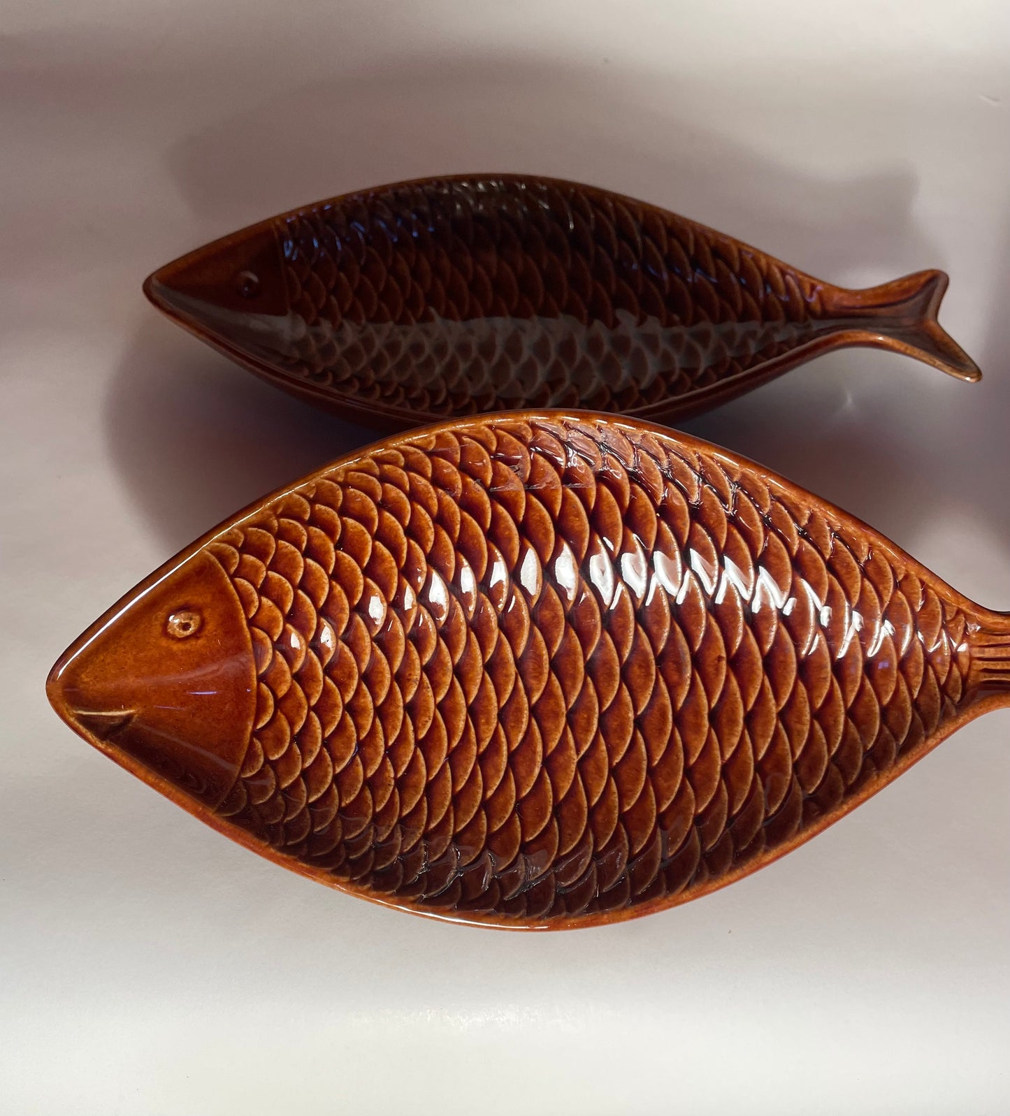 1 par Stig Lindberg fiskefade fra Gustavsberg 1958 ~ nr. 09400