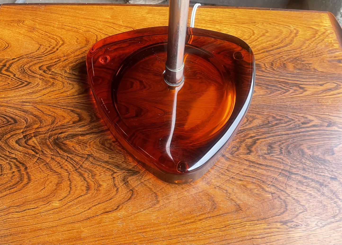 Standerlampe med glas base og forkromet stamme - nr. 200625