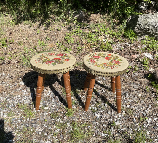 2 tabureter i Henry Kjærnulf stil med ben af egetræ - nr. 150625