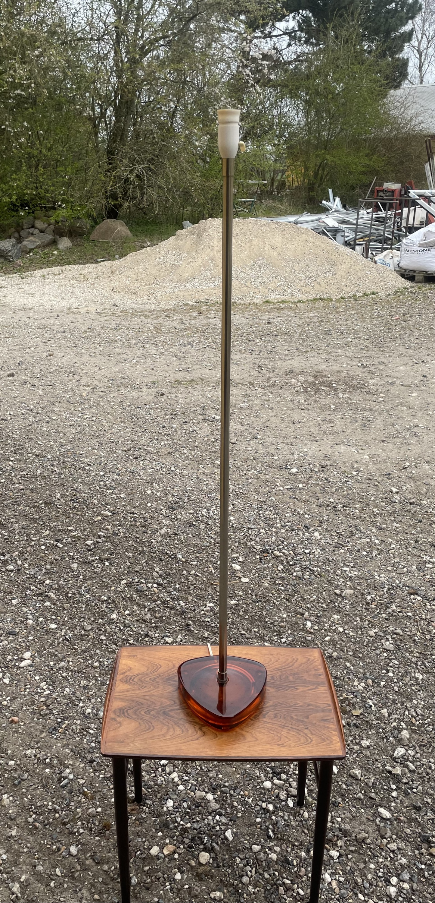 Standerlampe med glas base og forkromet stamme - nr. 200625