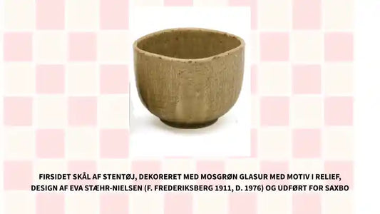Firsidet sk&aring;l af stent&oslash;j, dekoreret med mosgr&oslash;n glasur med motiv i relief, design af Eva St&aelig;hr-Nielsen (f. Frederiksberg 1911, d. 1976) og udf&oslash;rt for SAXBO by@Outfy