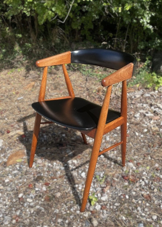 Flot teak armstol med kunstskind, tilskrevet Aksel Bender Madsen og Ejner Madsen - nr. 25777445