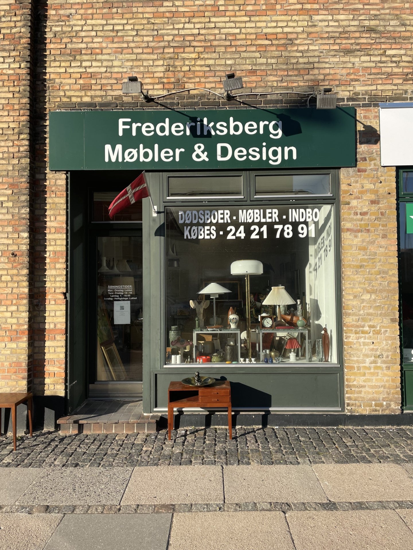 Beautiful Chinese lidded jar in beautiful coral colors - no. 09950