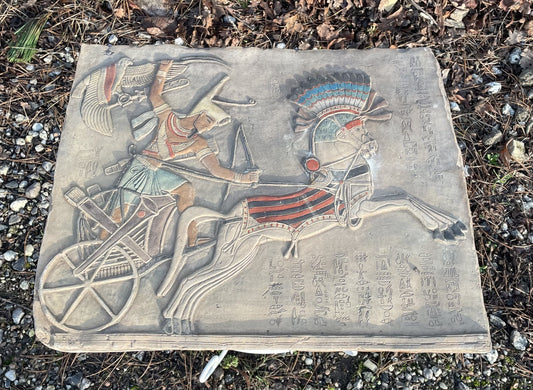 Vægrelief i cement “Kong Farao i sin lette stridsvogn - nr. 080080