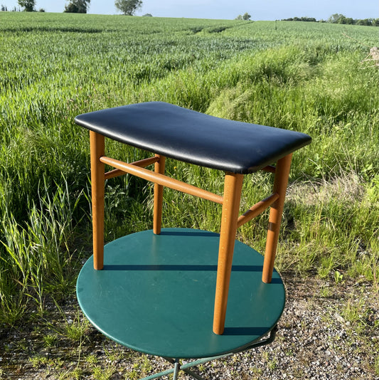 Flot taburet i bøg og kunstskind - nr. 022080