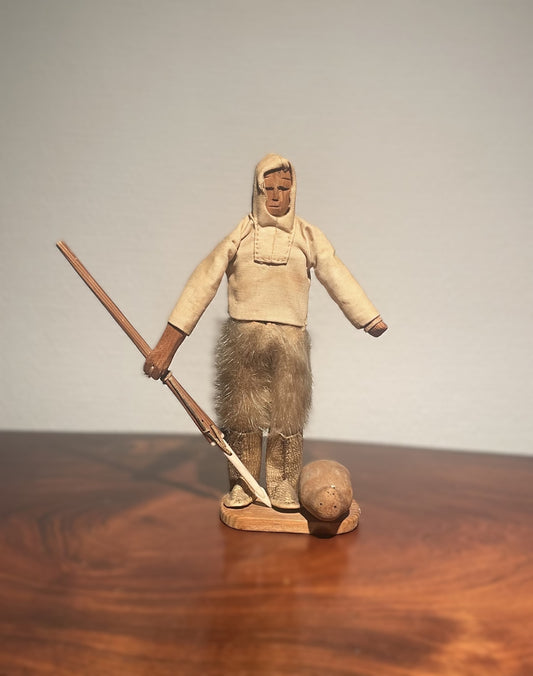 Grønlandsk fanger med sit fangst, ca. 1970erne - nr. 07000