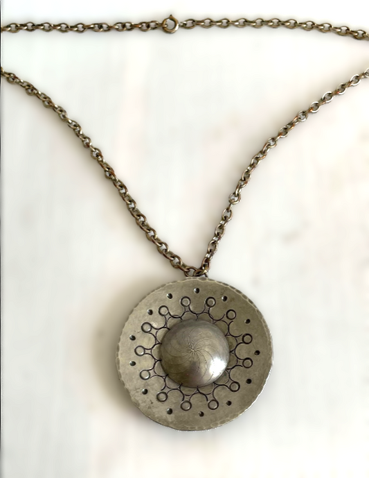 Smuk vintage tin vedhæng. Made in Denmark 1970erne - 100500